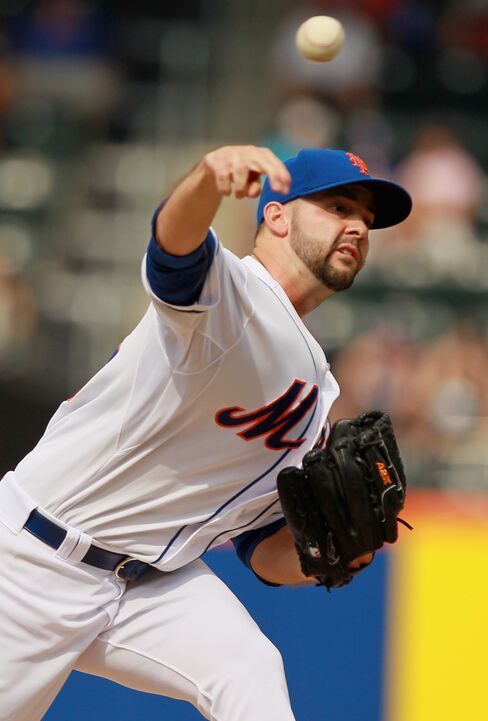 Dillon Gee #35 of the New York Mets