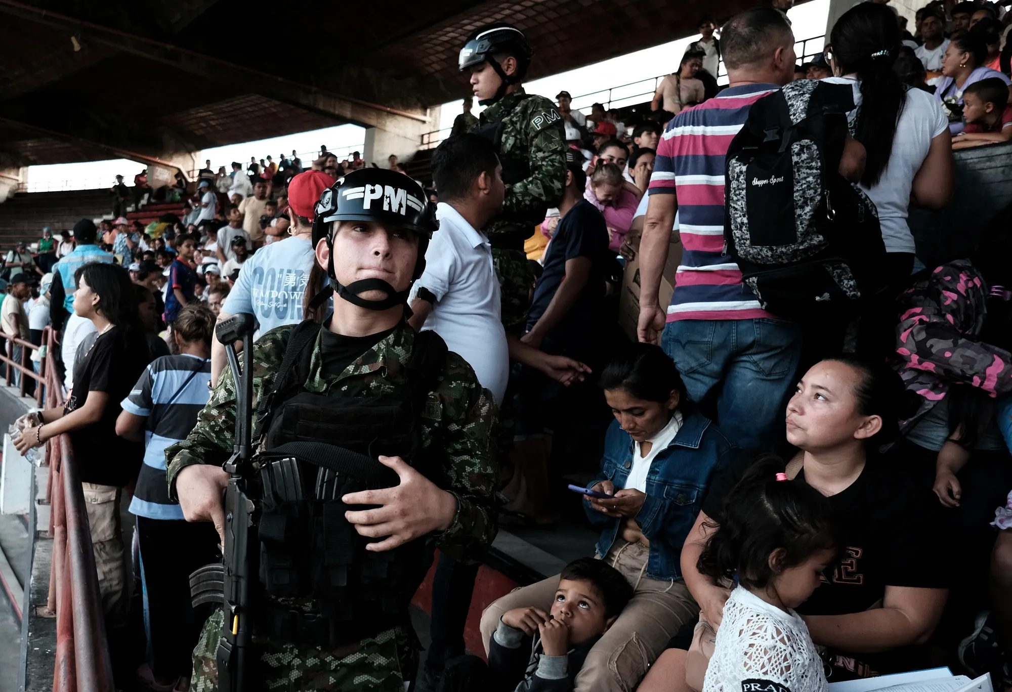 Personas desplazadas por la violencia en ciudades de la región del Catatumbo se refugian en un estadio de fútbol en Cúcuta, Colombia, el 19 de enero.