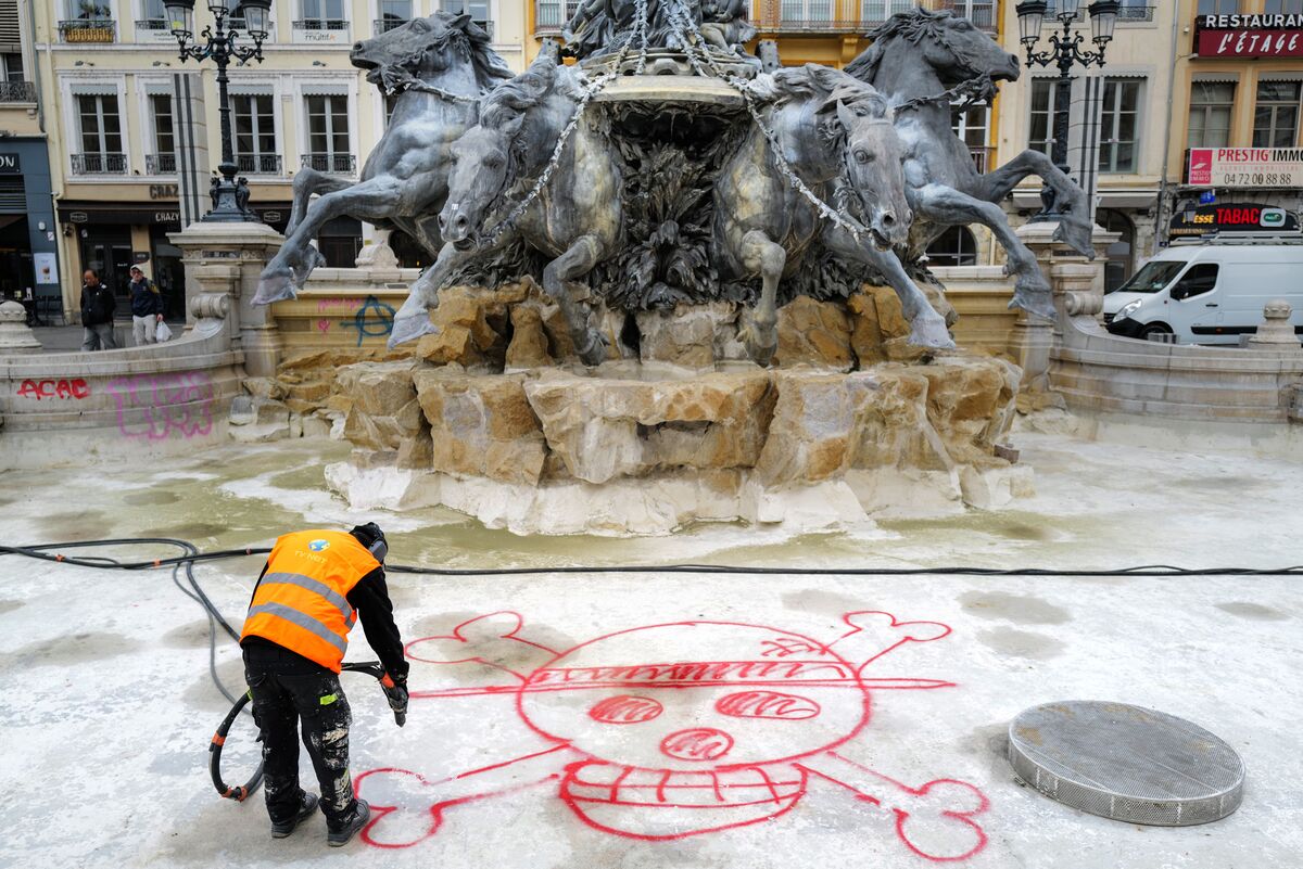 Political Risk Makes France a Go-To Market for Short Sellers