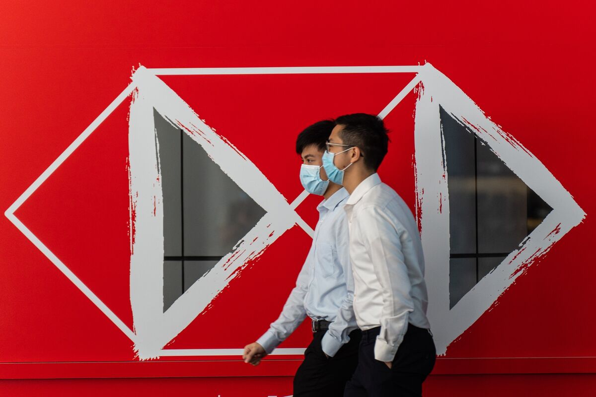 Hong Kong Stock Traders Dash for HSBC as Chinese Giant Sink