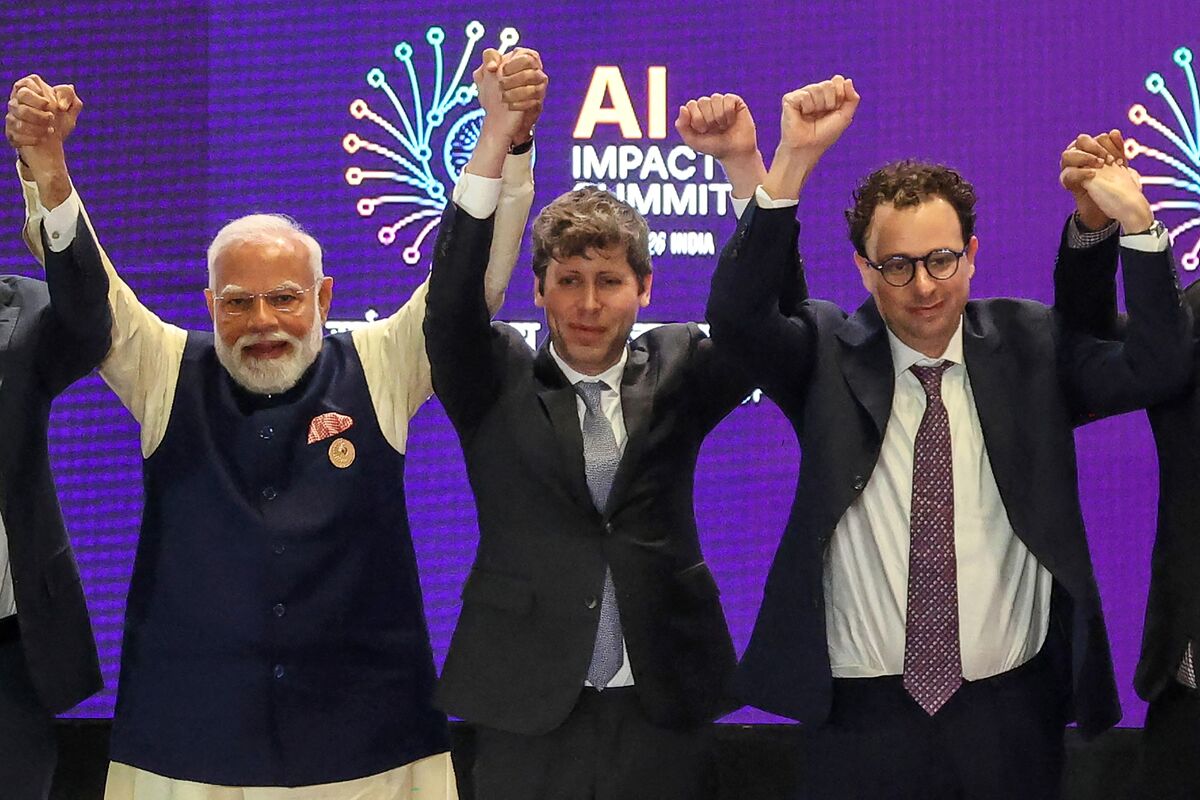 Altman vs. Amodei: AI Rivals Refuse to Hold Hands at Modi Summit - Bloomberg.com