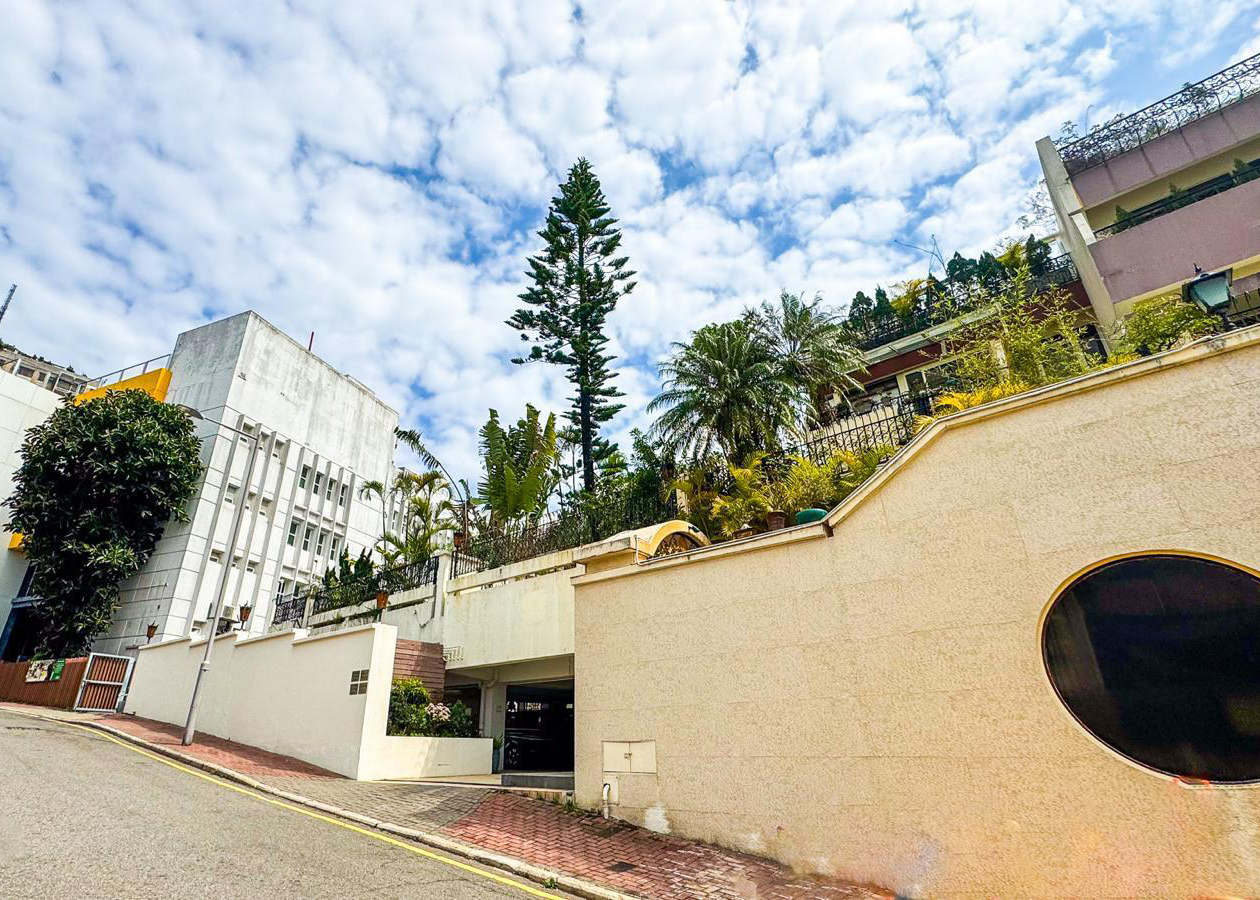 Hong Kong Peak Mansion Sale Price Cut by 12% in Three Months - Bloomberg