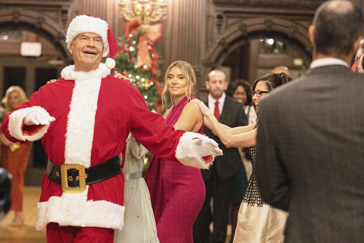 holiday-tv-new-musicals-romcoms-specials-arrive-in-flurry-bloomberg