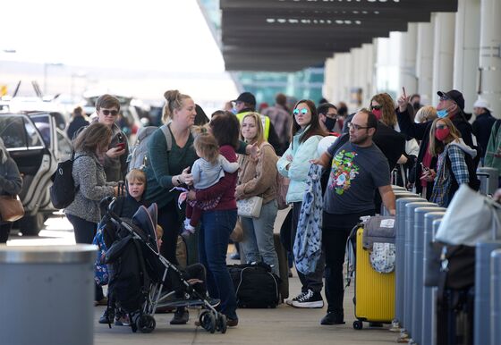 U.S. Cancels Another 1,000 Flights Due to Snow Storms, Covid Surge