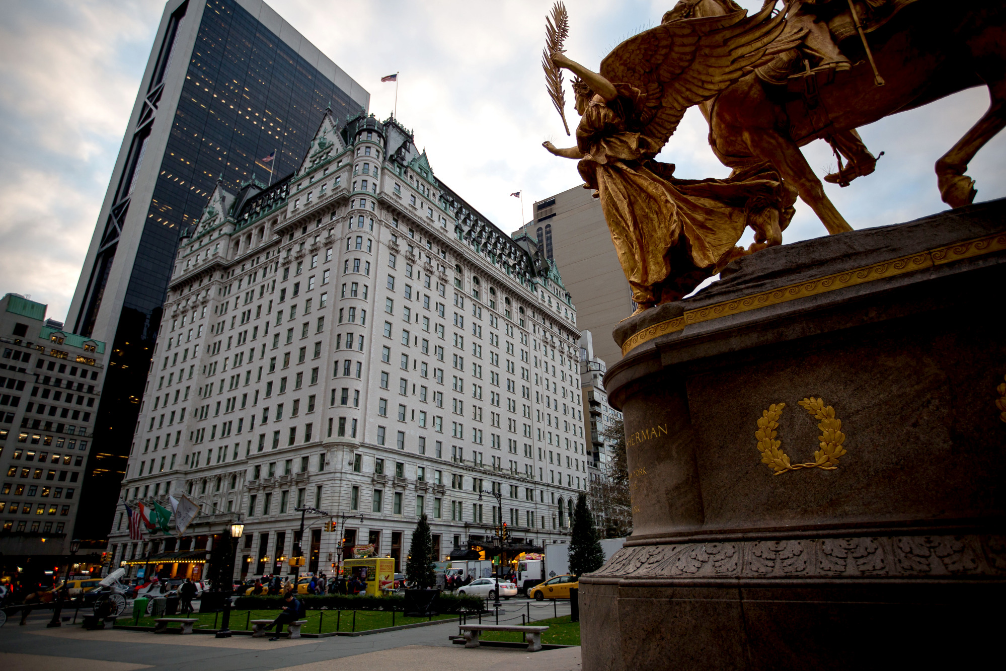 New York's Plaza Hotel Has Third Suitor Join Battle for Control - Bloomberg