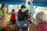A local farmer sells his products at one of Rosario’s municipal fairs.