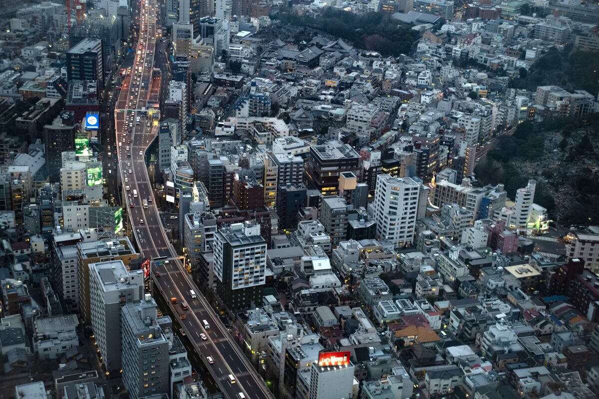 Japan Firms Cut Capital Spending for First Time in Five Quarters