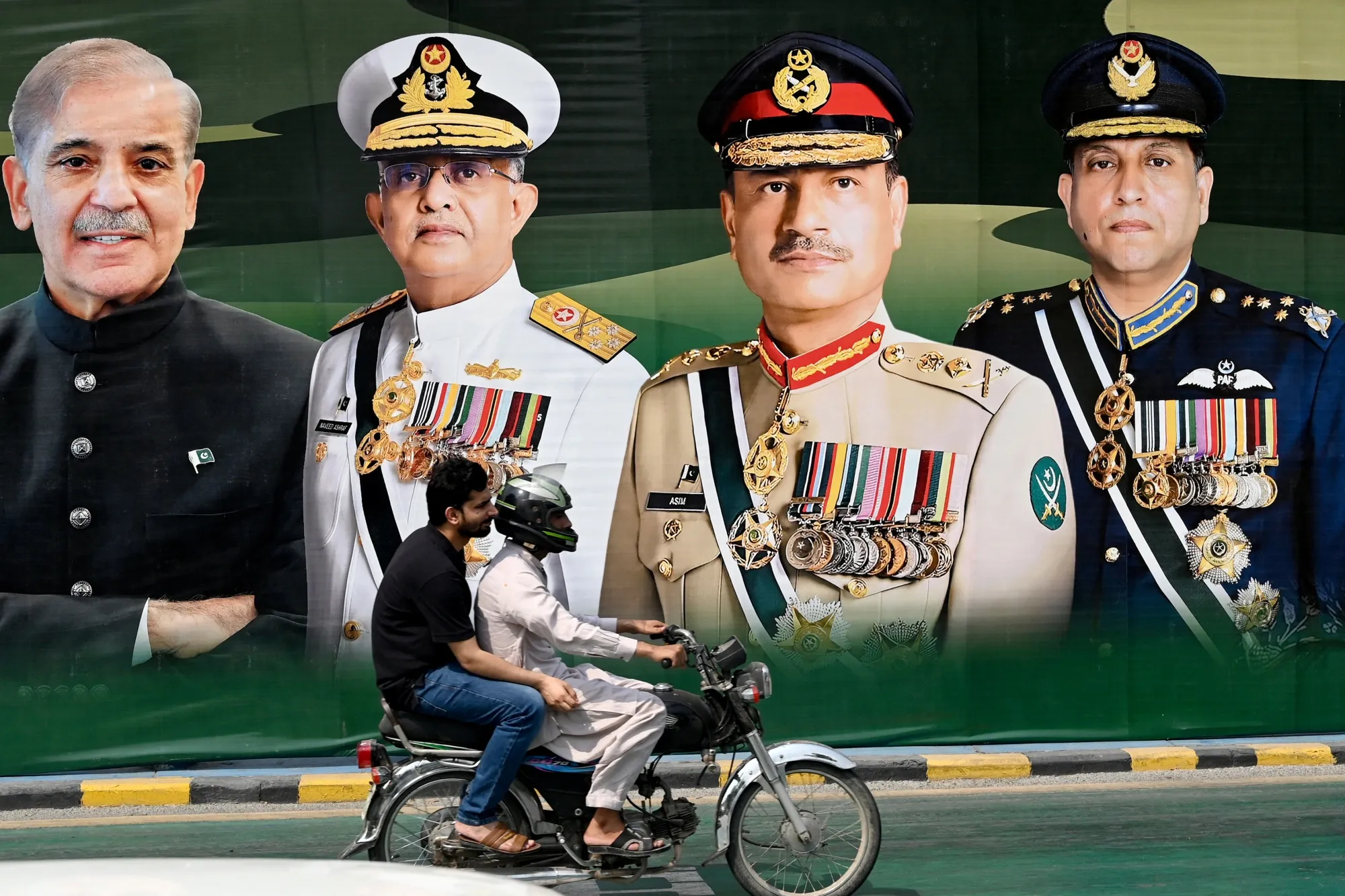 Street portraits in Lahore of Pakistan's prime minister and armed forces&nbsp;chiefs.