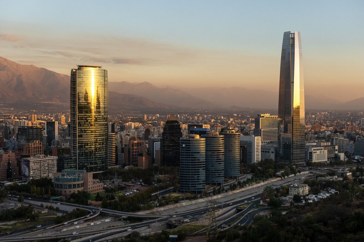 Chile busca reactivar un rincón rezagado de la deuda regional y aumentar su liquidez