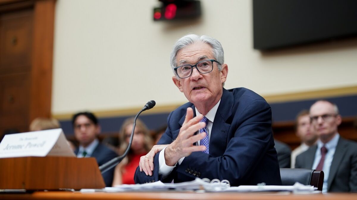 Powell Says Fed Doesn’t Need to Rush to Cut Rates