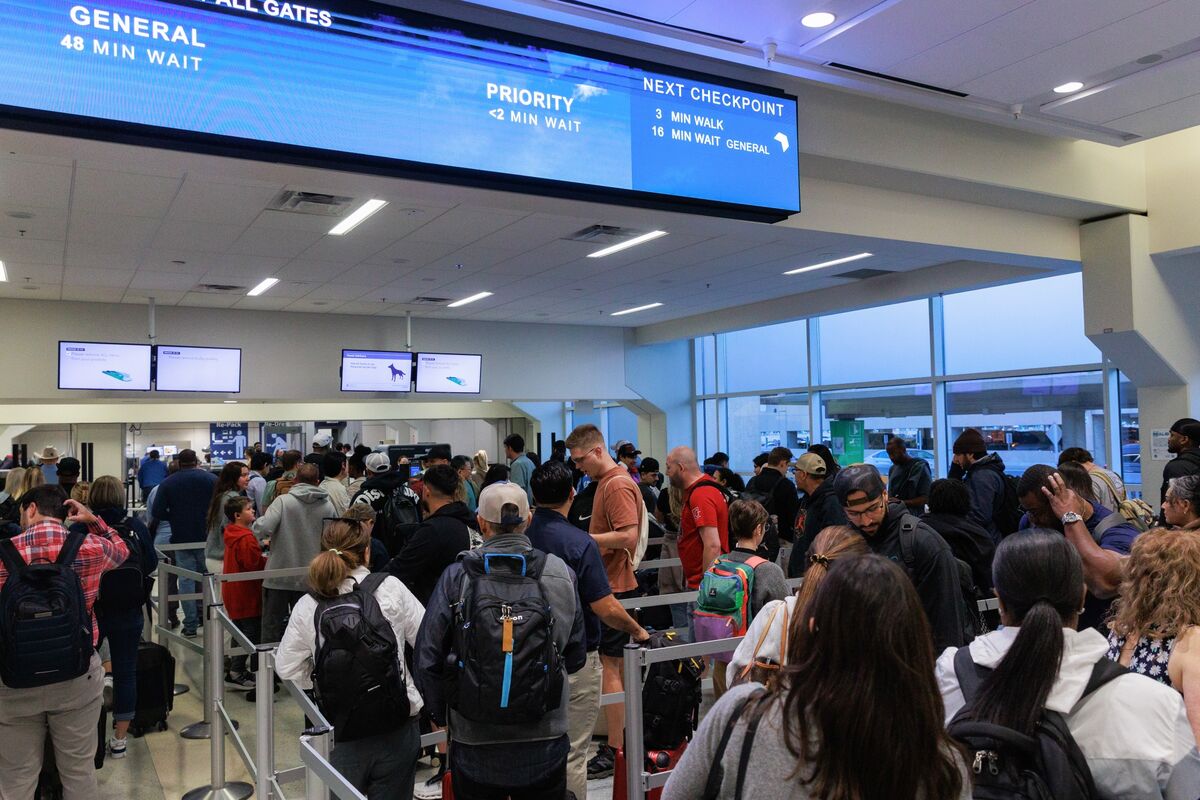 Trump Team Warns of More Flight Delays If US Shutdown Continues