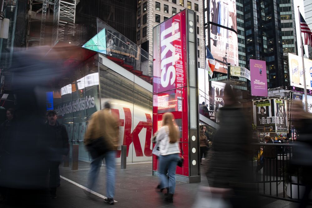 La gente passa davanti allo stand TKTS del Theater Development Fund nel quartiere di Times Square a New York il 12 marzo.
