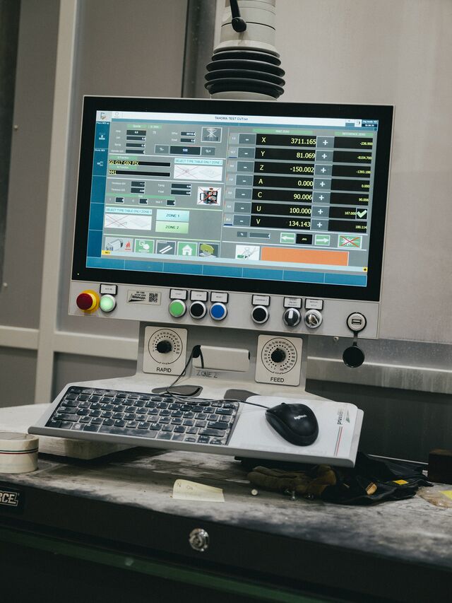 Carving software on a screen at Quarra.