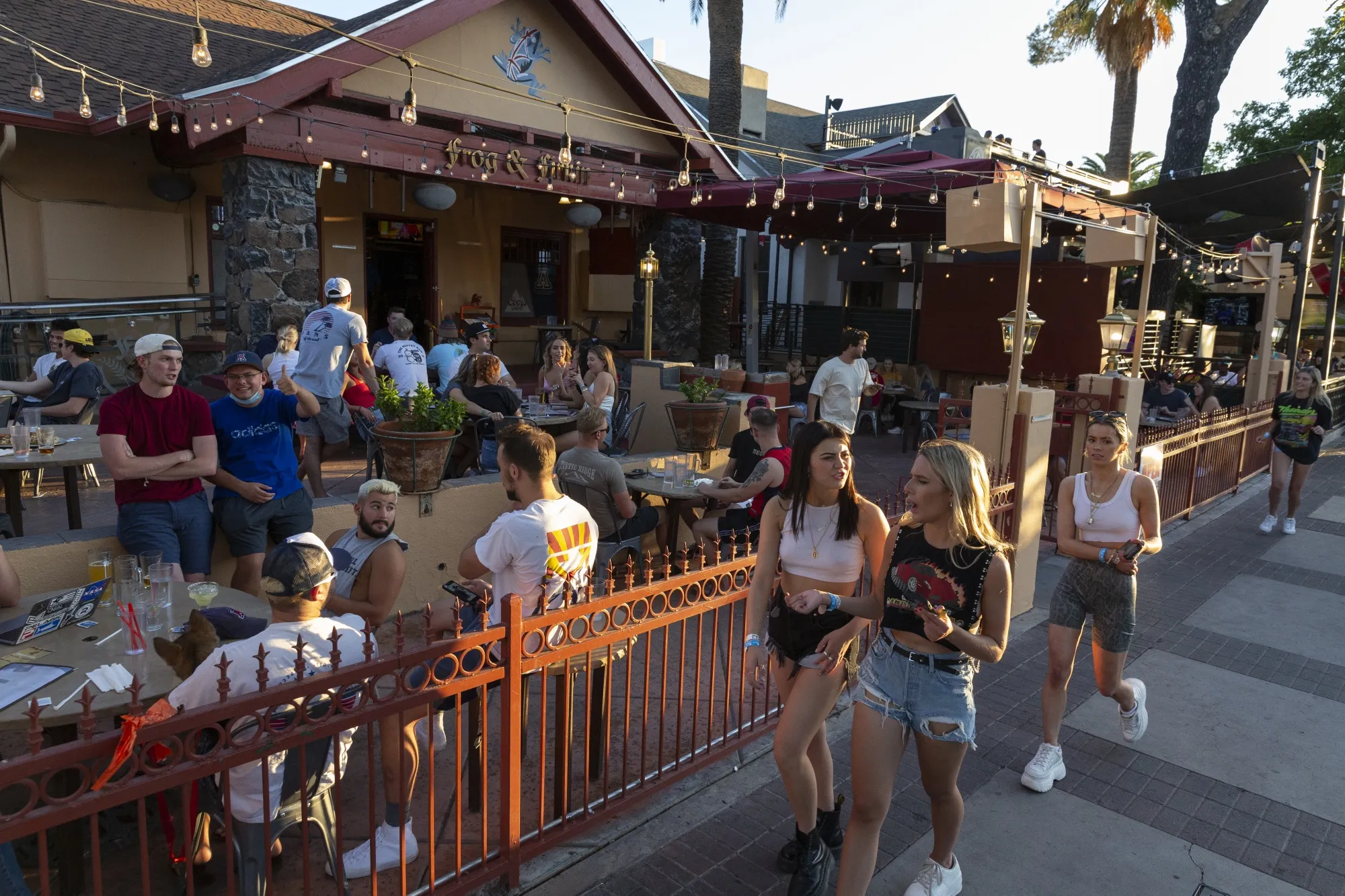 Full restaurants will be one sign that relief programs need&nbsp;to end
