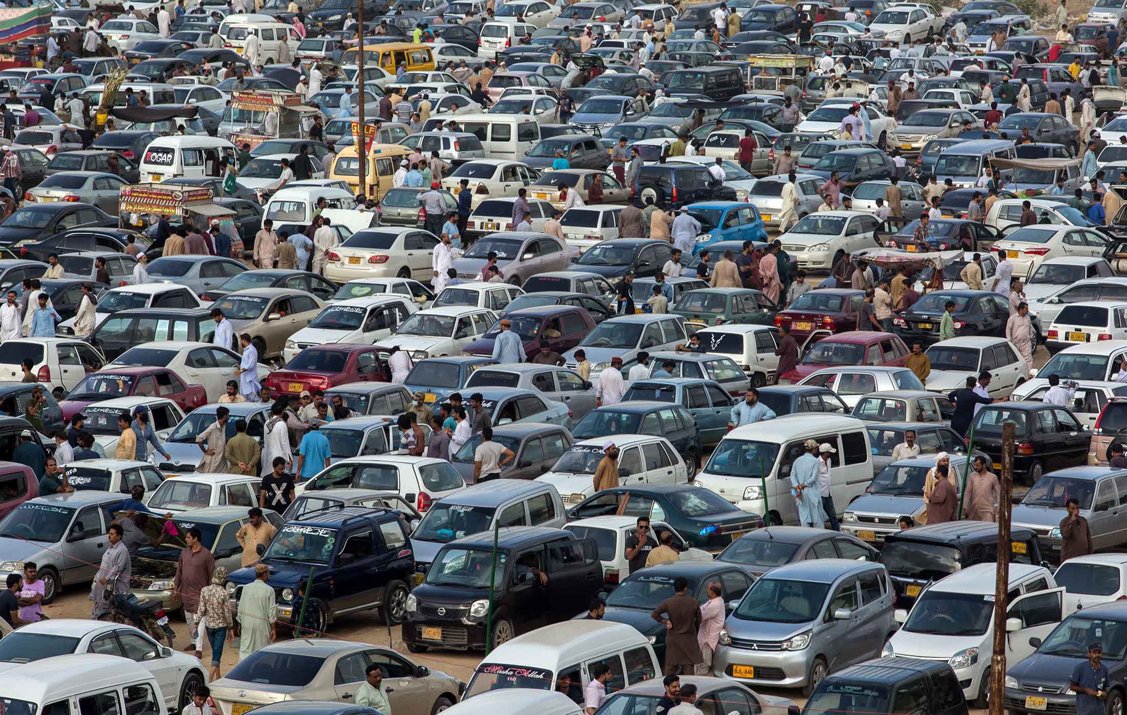 Used Cars in Pakistan's Unusual Market Keep Gaining in Value - Bloomberg