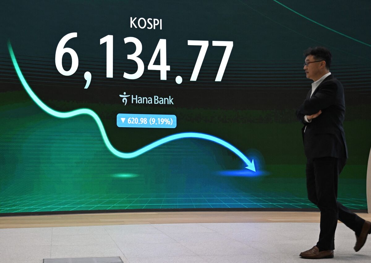 Korean Stocks Decline After Samsung Results, New ETF Curbs