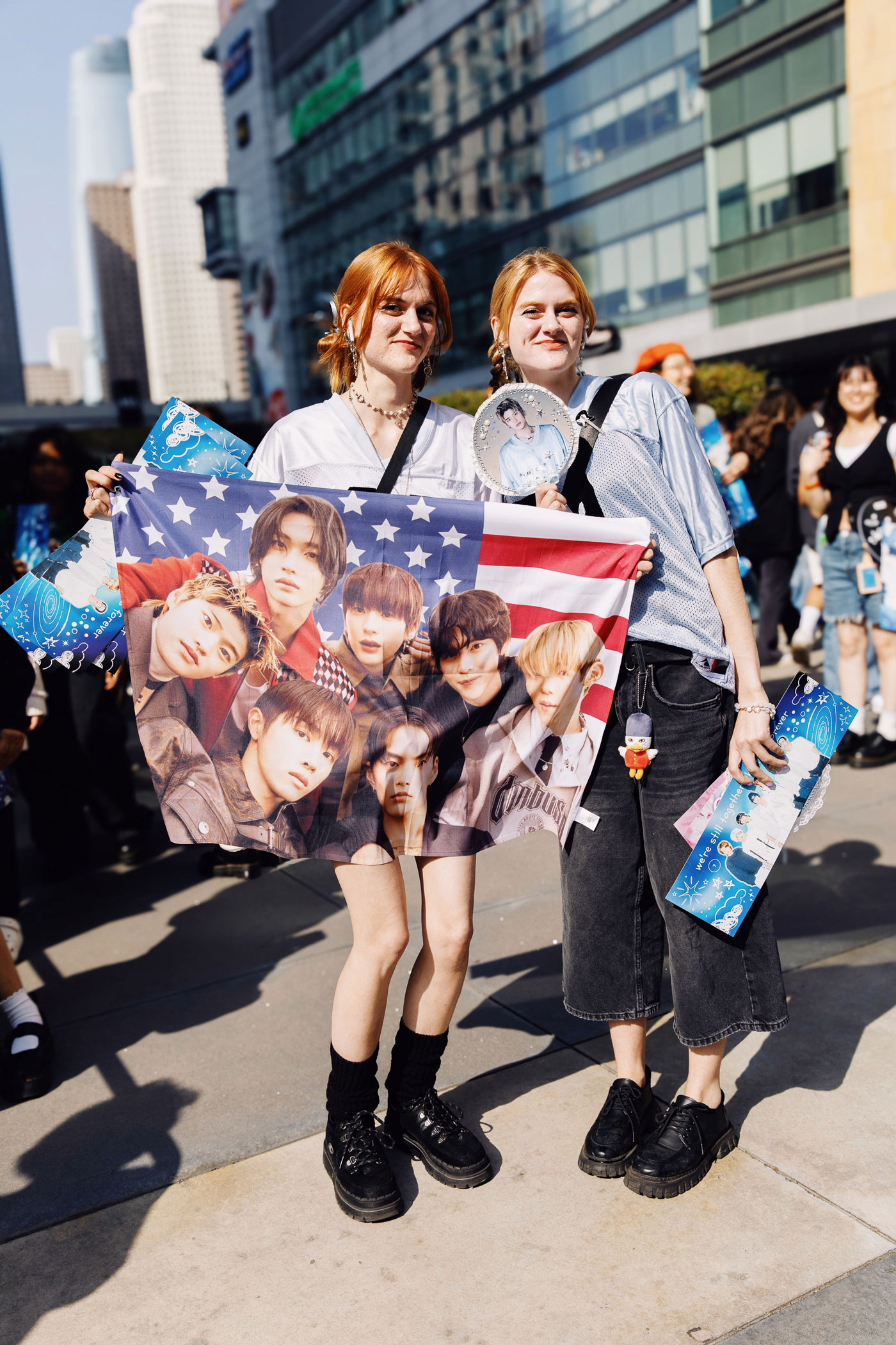 Photo of the twins Emmey and Lindsey holding a US flag photoshopped with Riize's image.