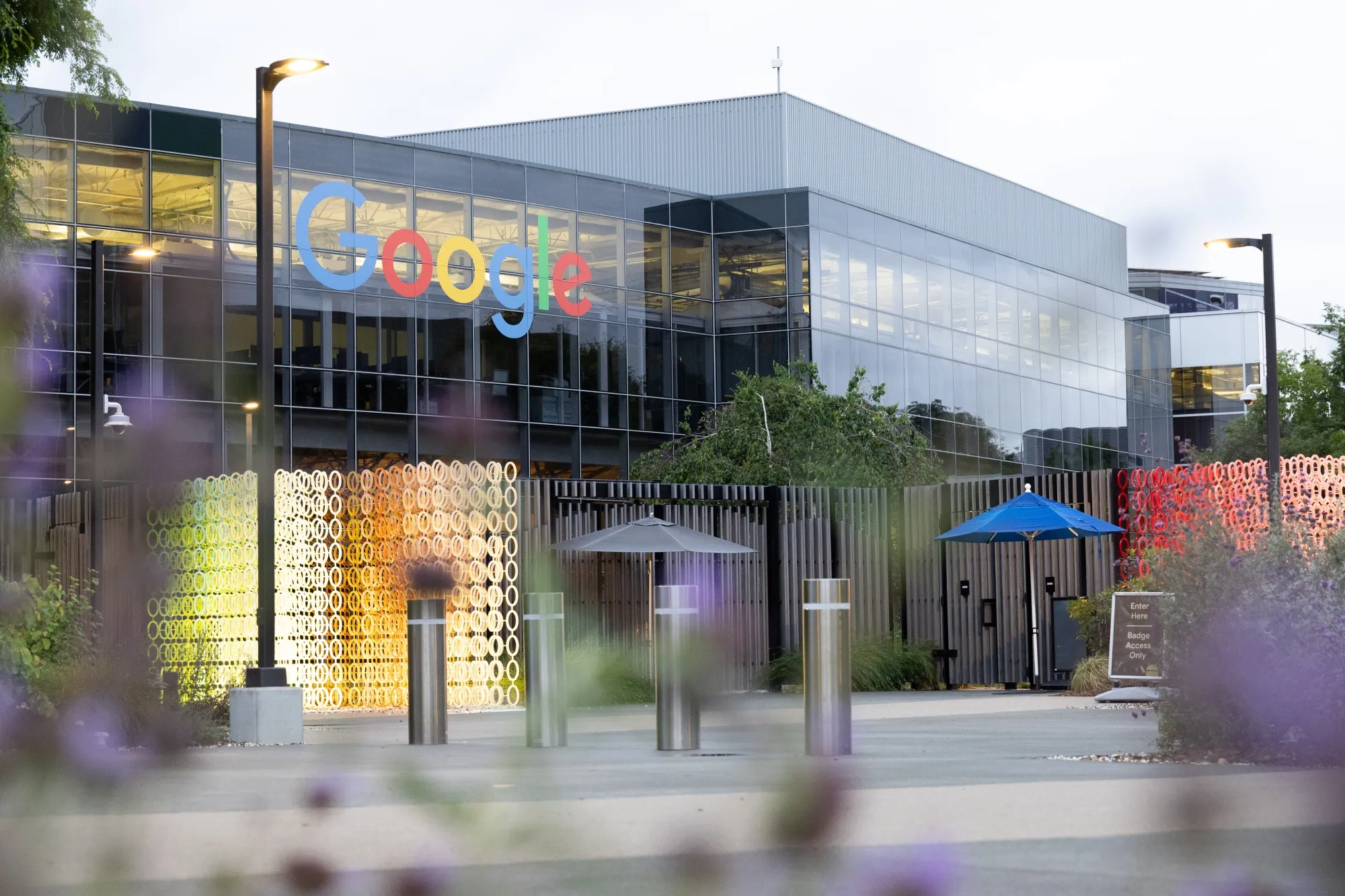 Google Pitches AI News Summary Tool to Skittish Media Outlets - Bloomberg