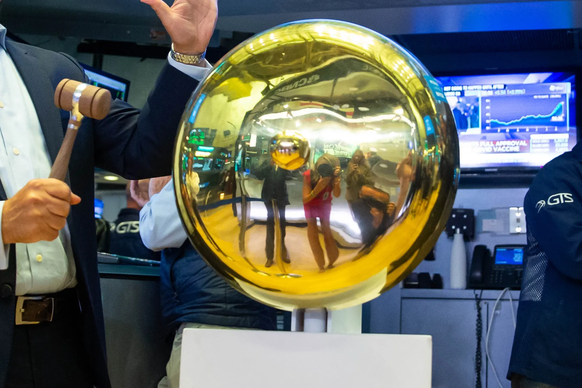 Traders On Floor Of NYSE As Stocks, Futures Climb