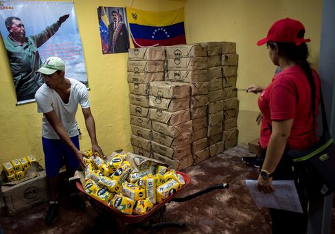 Members of a CLAP group sort delivered food.