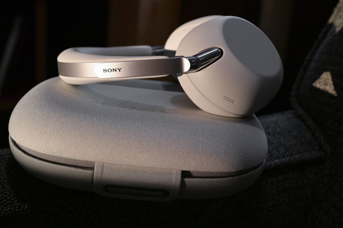 Sony, Çelik ve Vegan Deri ile Yapılmış 650 Dolar Değerinde Kulaklıkları Piyasaya Sürdü