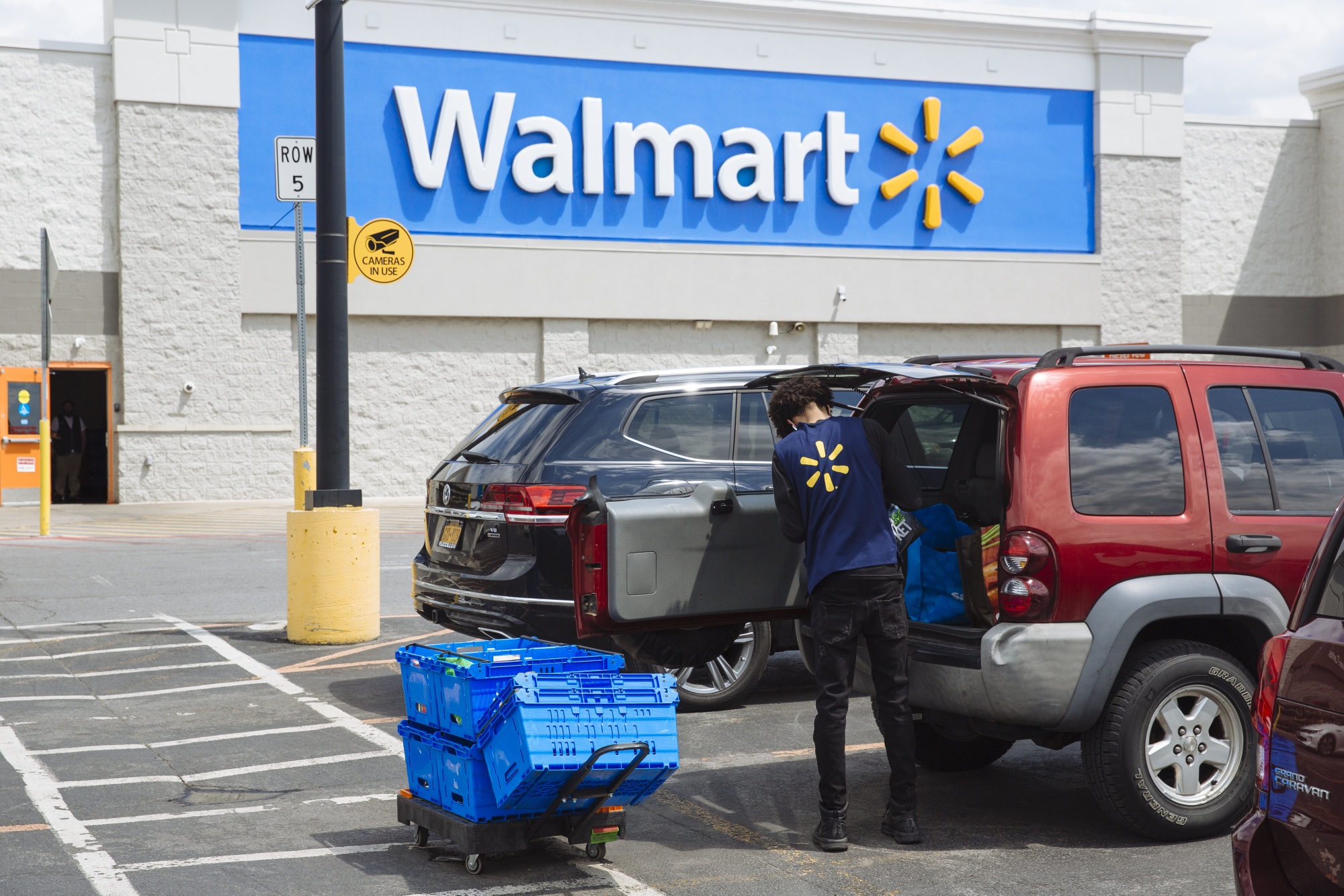 Walmart Aims to Boost Ranks of FullTime Staff Amid Labor Crunch