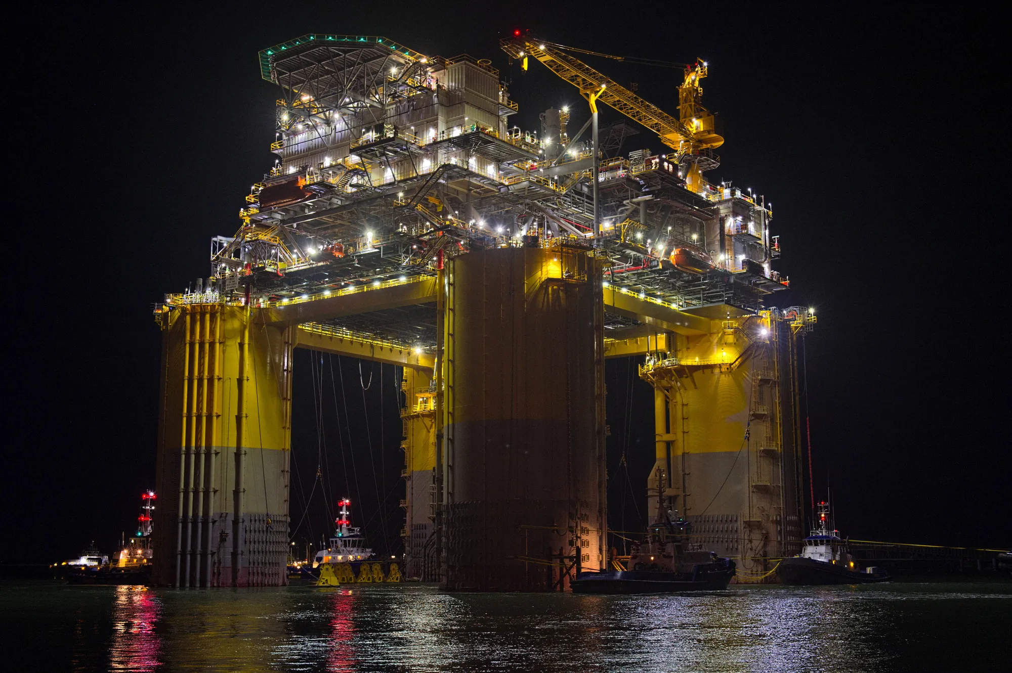 The Hess Corp. Stampede Oil Platform Departs From Kiewit Offshore