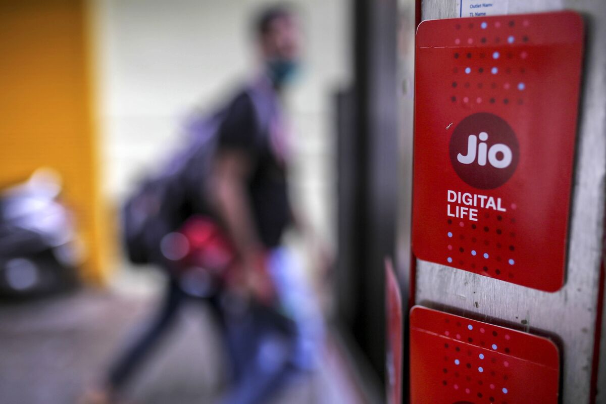 Reliance Is Said to Hold Talks With Banks for Record Jio IPO