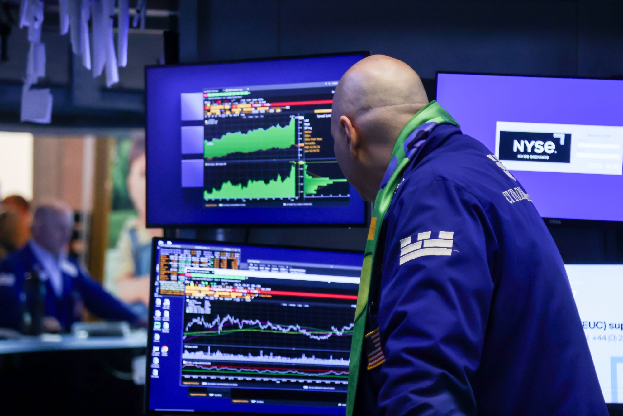 Wall Street parses data.