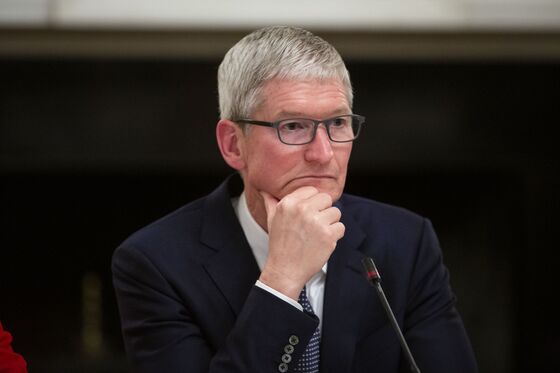 Apple CEO Cook Urges China to Keep Opening Up Its Economy