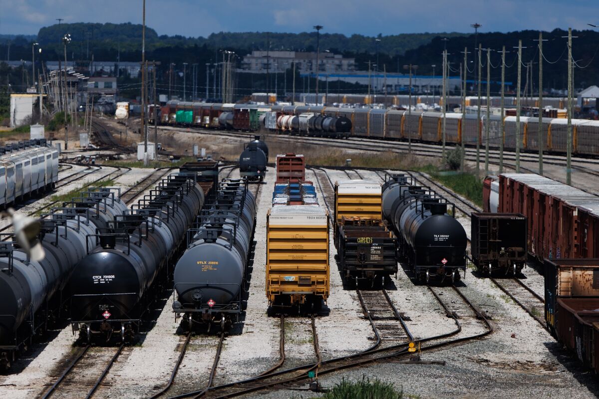 Canada Railways Lock Out Employees as Talks Fail, Snarling Industry