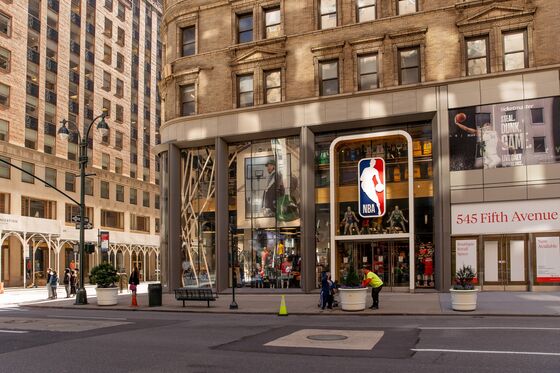 Manhattan’s Fifth Avenue Mired in $200 Million Retail Rent Fight