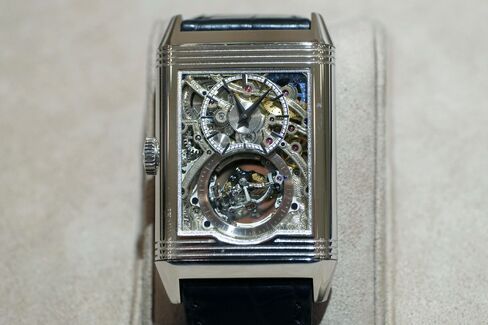 You get a second, even more skeletonized view when flipping the case over.