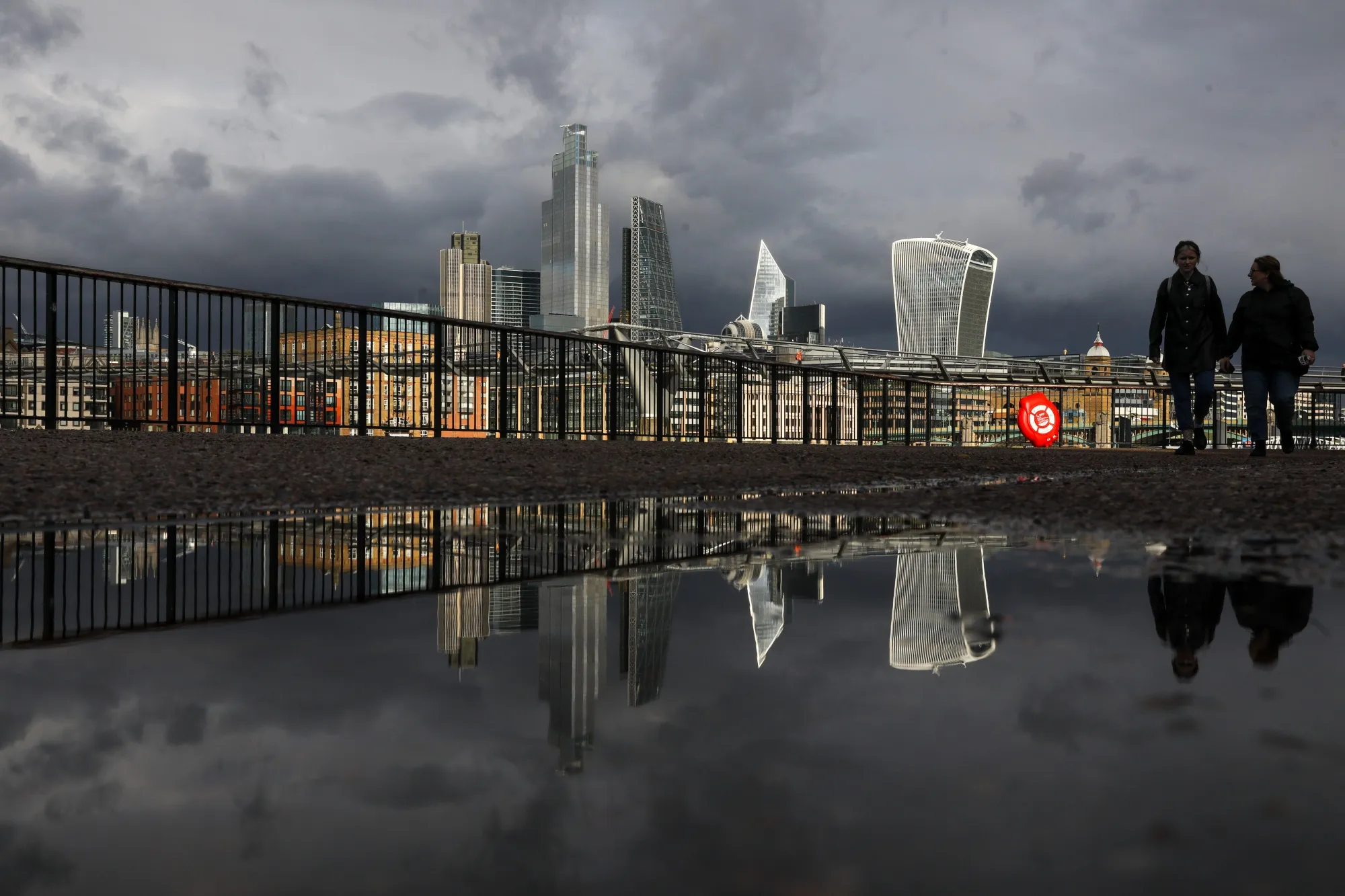 London on Course for Clampdown as U.K. Virus Response Fragments