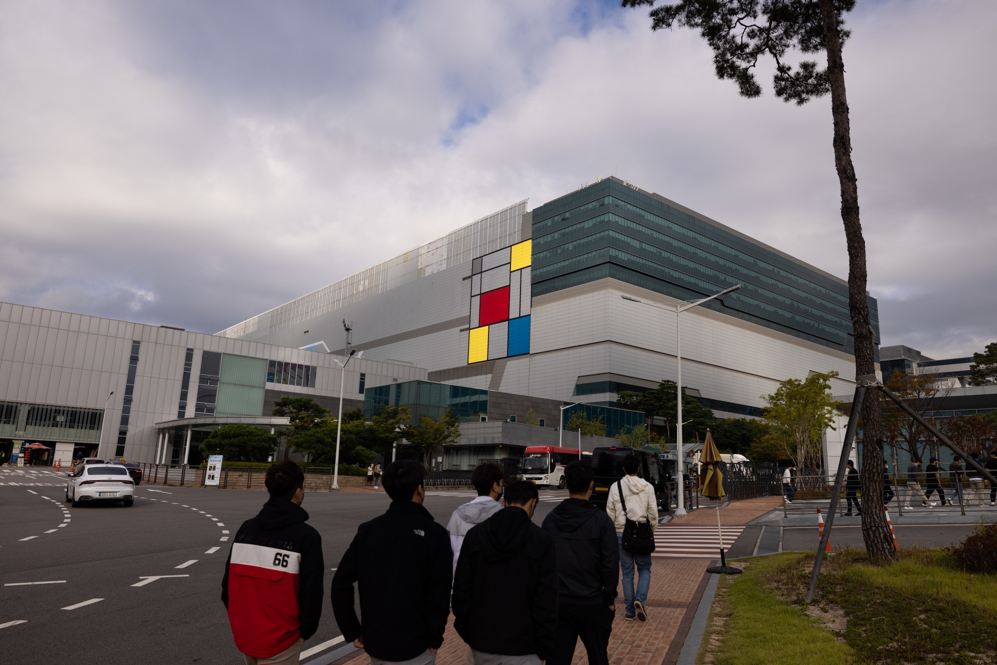Employees enter the Samsung Electronics Co. semiconductor manufacturing plant in Hwaseong, Gyeonggi Province, South Korea, in 2022. Photographer: SeongJoon Cho/Bloomberg