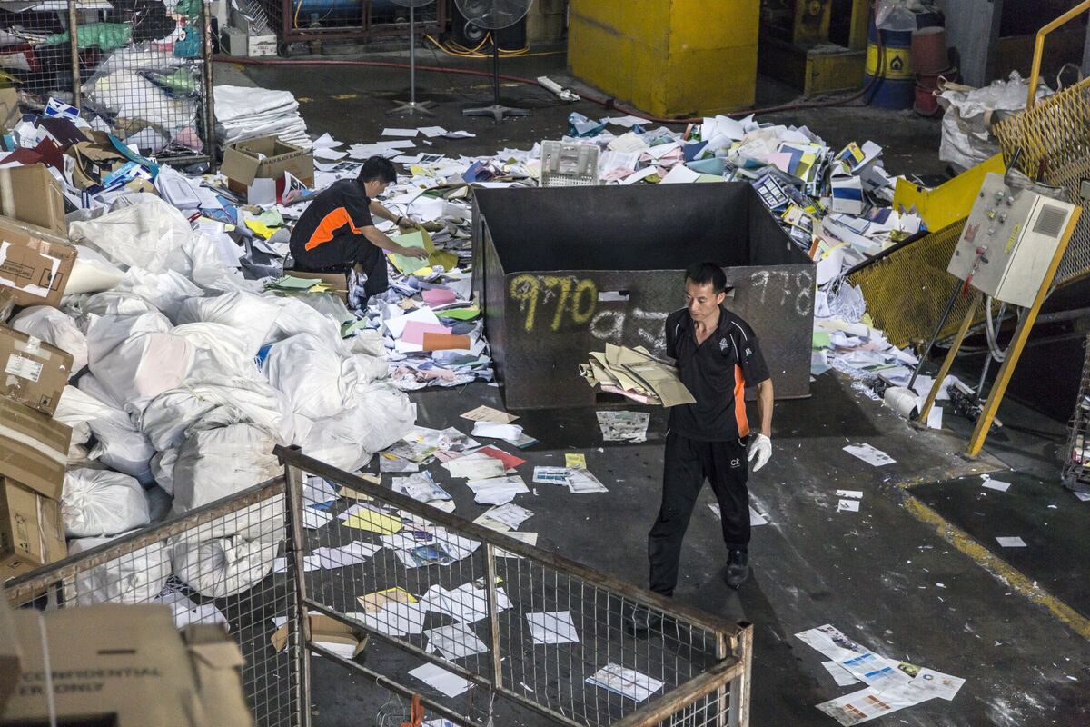 Singapore Recycled 0.4% of Plastic Waste in 2018: NEA Report - Bloomberg