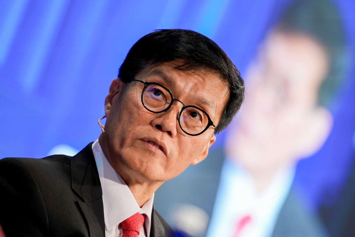Enbok Rhee BOK’s Rhee Expects Martial Law Turmoil to Hurt Economic Growth - Bloomberg