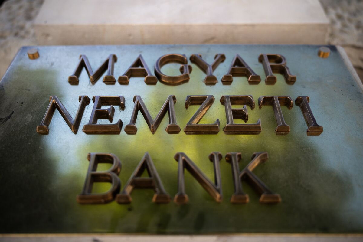 Hungary Heads for Third Rate Cut With Inflation at Decade-Low