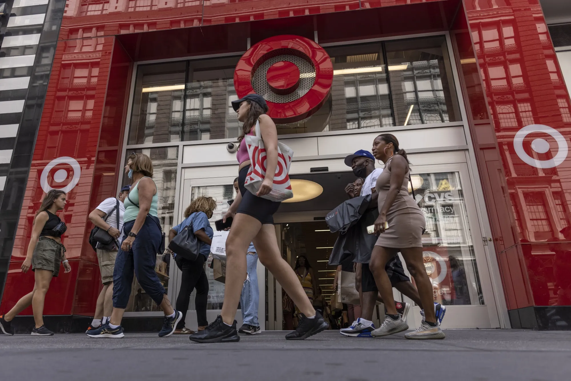 US Consumer Spending Is Signaling Pain Ahead: Credit Weekly - Bloomberg