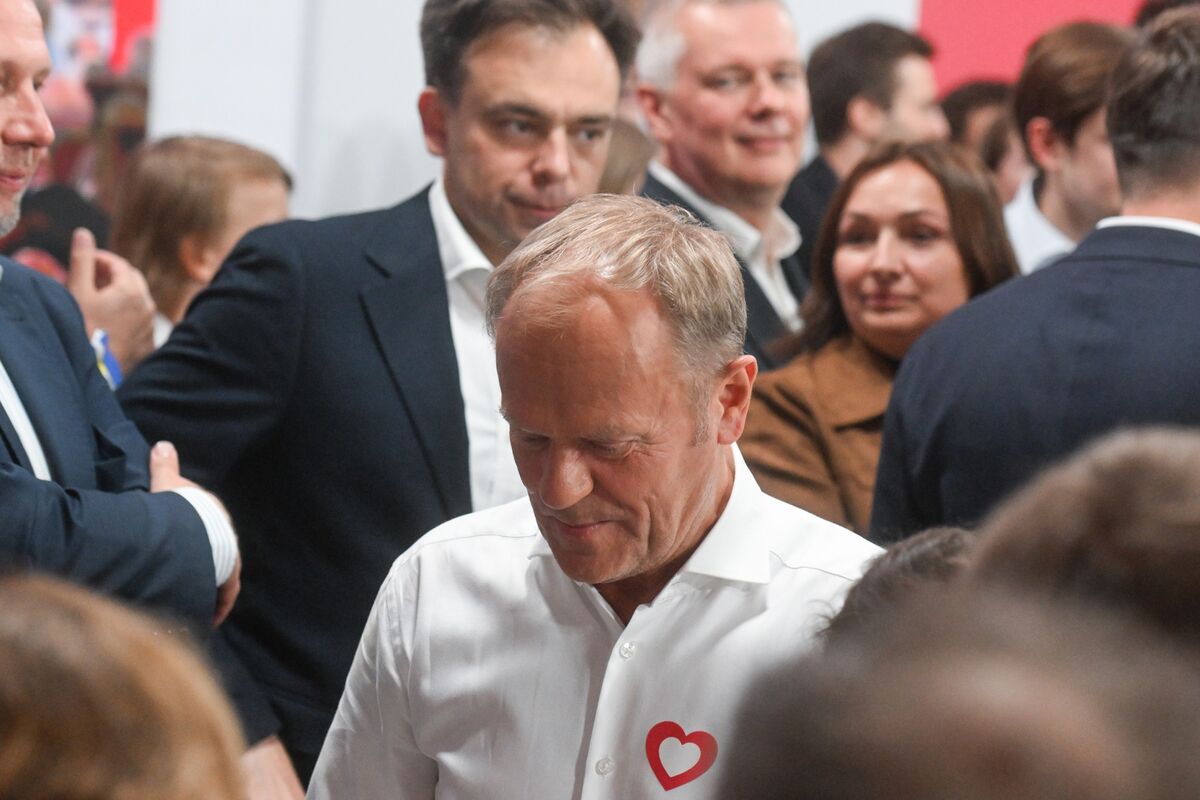 Tusk’s Coalition Closes Ranks After Polish Election Defeat