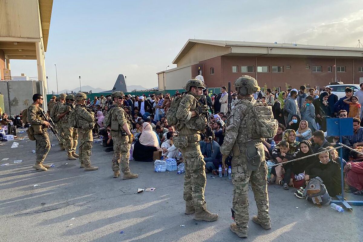 Pentagon Drafts U.S. Airlines to Help With Afghanistan Evacuees thumbnail