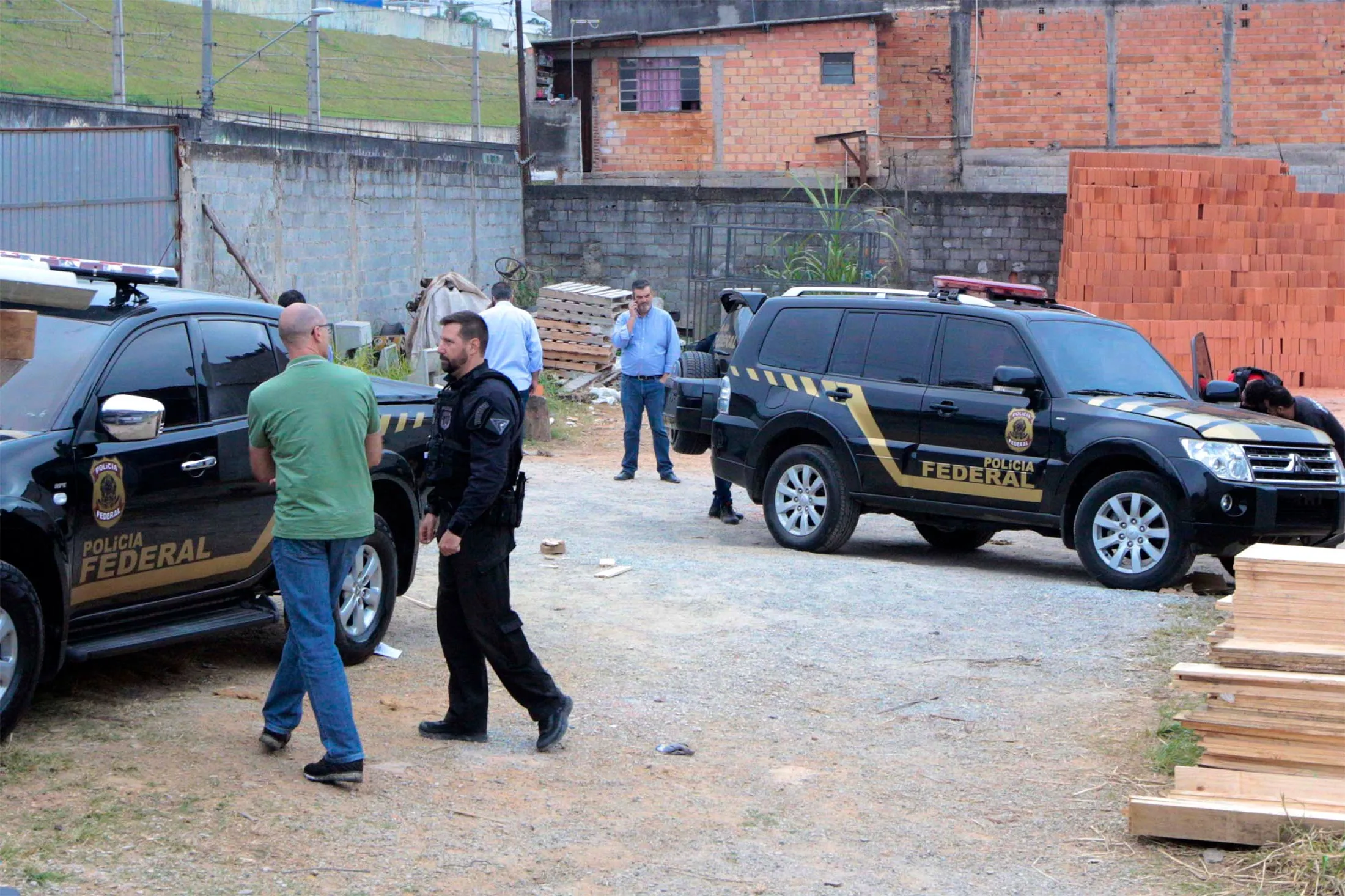 Police inspect the vehicles that were left by suspects involved in heist carried out at Sao Paulo's Guarulhos international airport, on&nbsp;July 25, 2019.&nbsp;