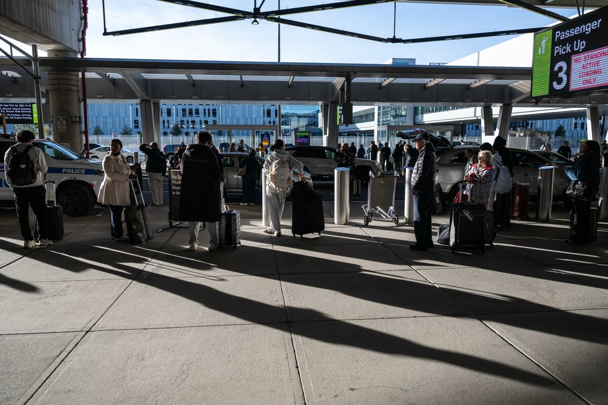 bloomberg.com - Allyson Versprille - Travel Industry Warns of Chaos If DHS Pulls Newark Officers