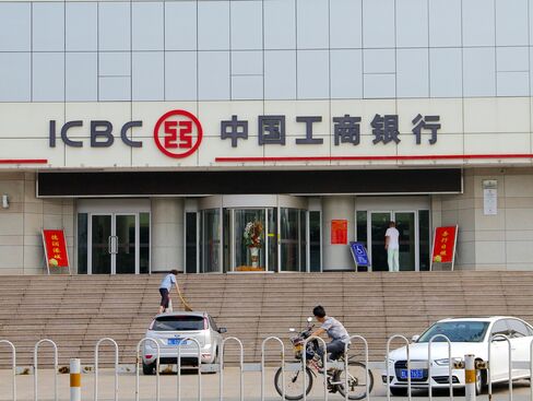 China Banks’ Record Share Sales to Damp Profit in Vicious Cycle
