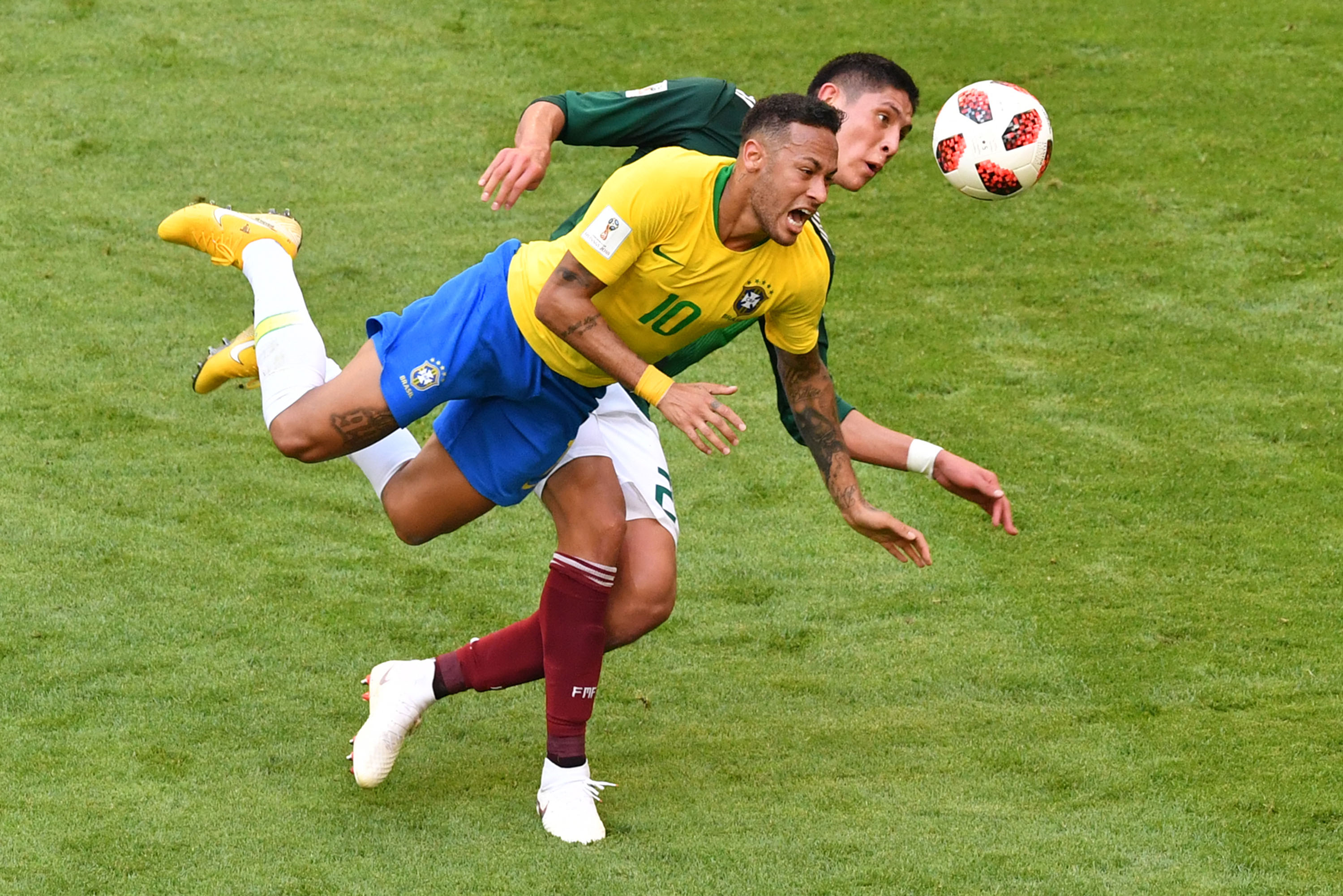 Футболист Neymar симулирует