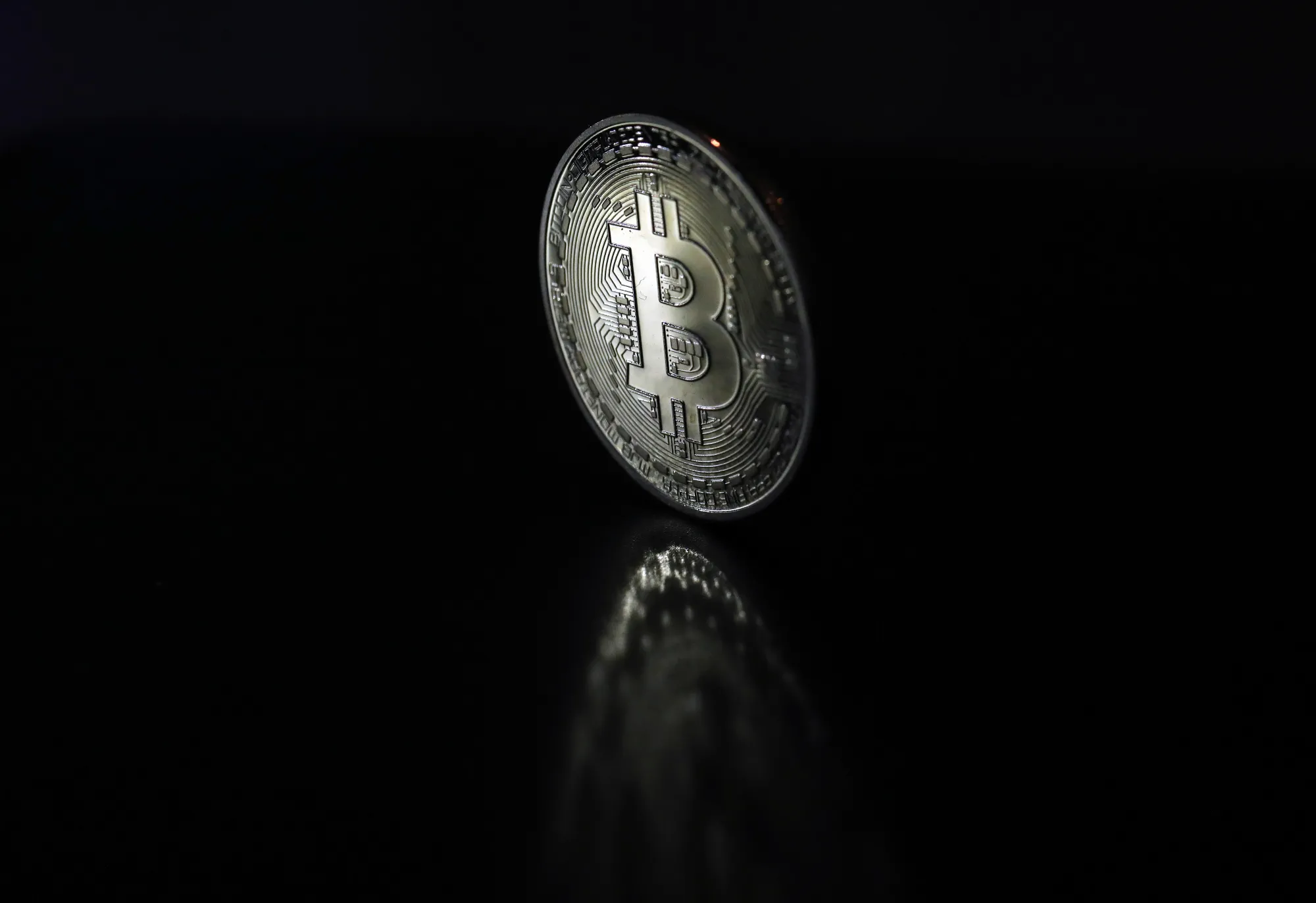 ビットコインが一時17％下落、イーサ値下がり続く－26日の仮想通貨 - Bloomberg