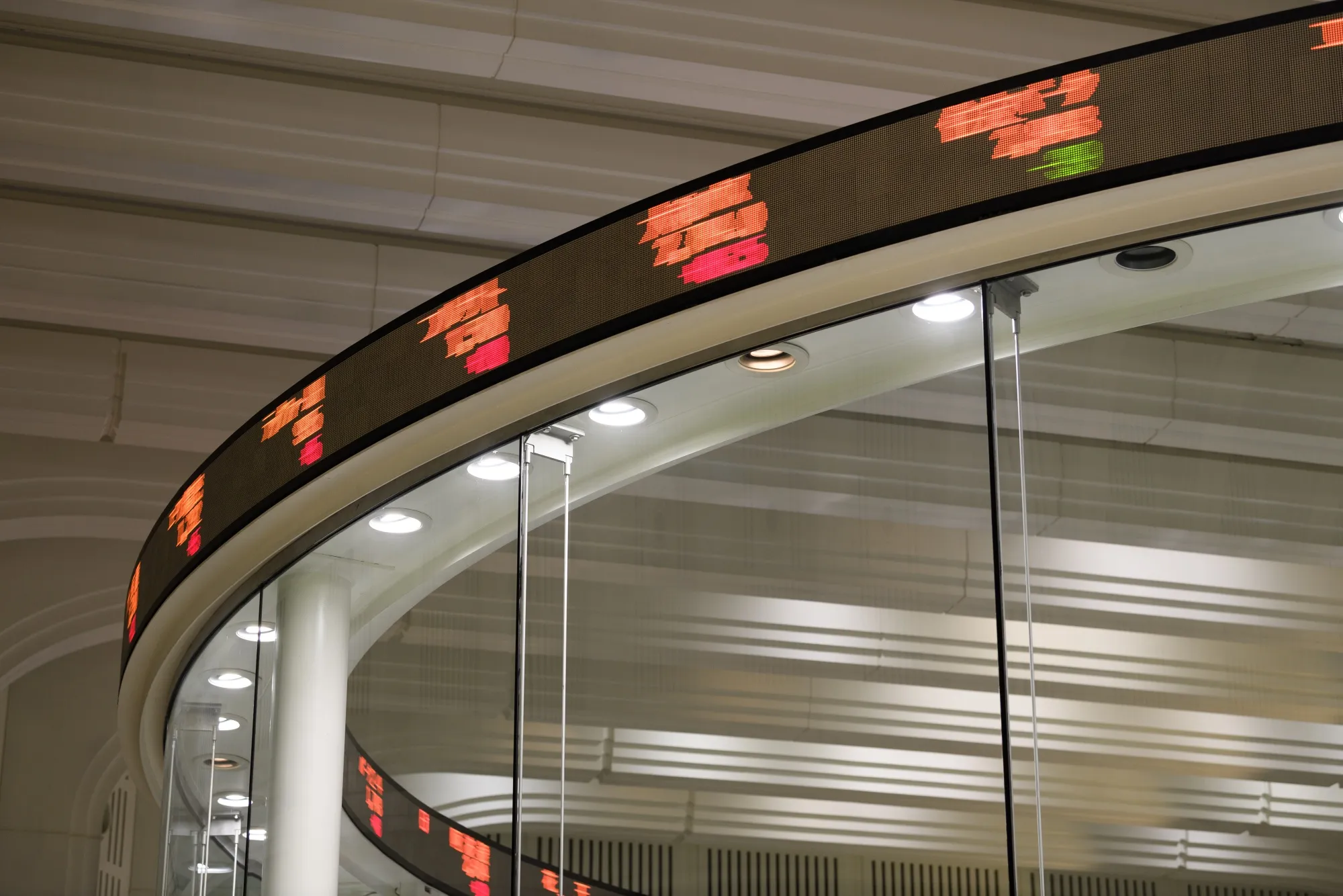 商社株で話題のブロック取引、ベールをまとう目的や手法－QuickTake - Bloomberg