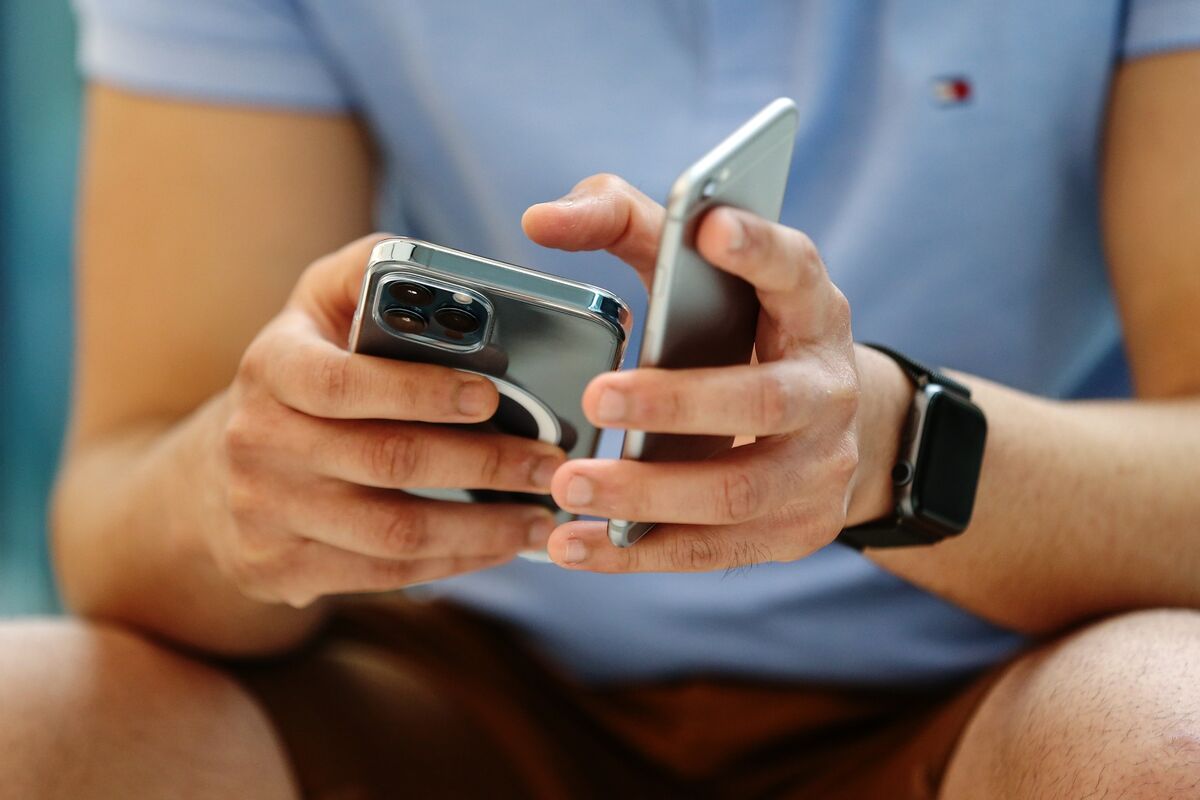 Apple Aapl Starts Work On Its Own Cellular Modem Qualcomm Qcom Stock Falls Bloomberg