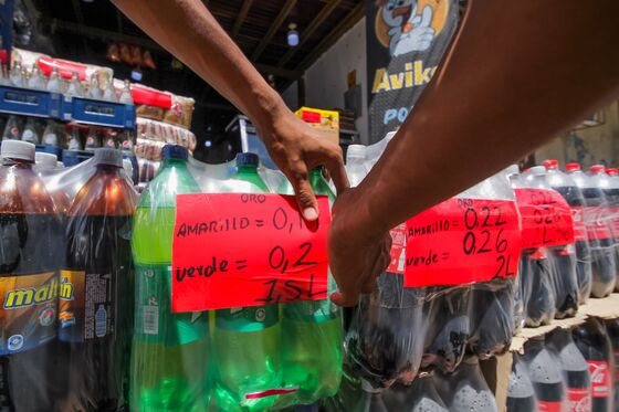 Venezuelans Break Off Flakes of Gold to Pay for Meals, Haircuts