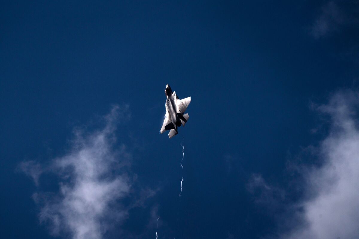 Lockheed Shares Hit New High On Missile Deal, Upbeat Outlook - Bloomberg